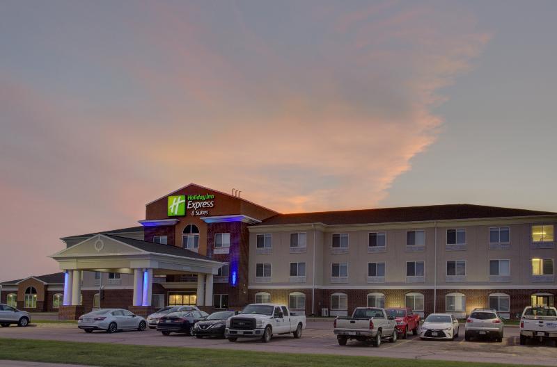 Holiday Inn Express & Suites Le Mars By Ihg Exterior foto